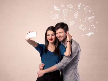 Düşünceleriyle selfie çeken çift.