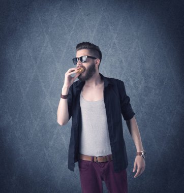 Zarif kıyafetler giymiş sakallı hippi.