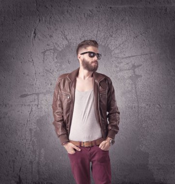 Sakallı ve güneş gözlüklü şık bir erkek.