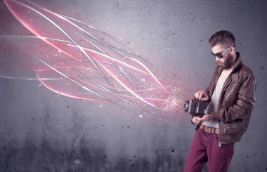 Kamera ve parlak çizgileri olan zarif bir hippi.