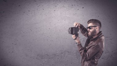 Klasik kamera ve sakallı hippi adam.