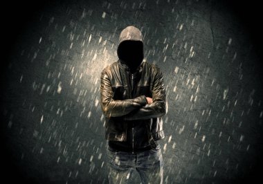 Bilinmeyen şüpheli karanlıkta duruyor.