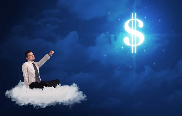 雲の上に座っている男のお金の夢 — ストック写真