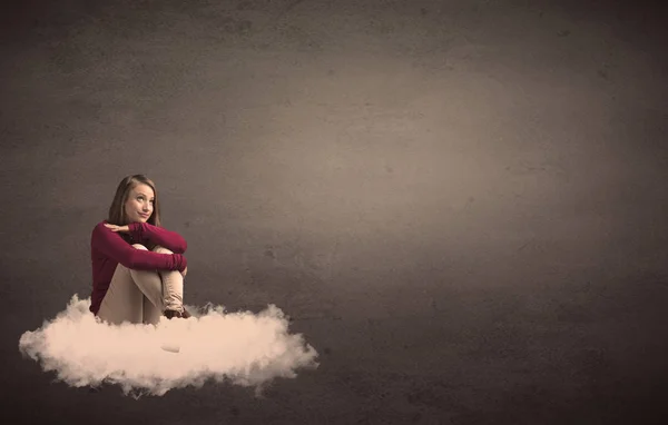 Mujer sentada en una nube con suelo de bakcground llano —  Fotos de Stock