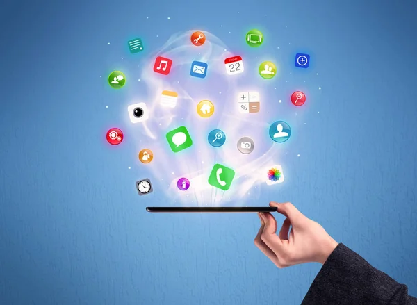 Handhaltendes Tablet-Handy mit App-Icons — Stockfoto