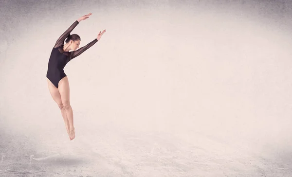 Bailarina de ballet moderna realizando salto de arte con fondo vacío —  Fotos de Stock