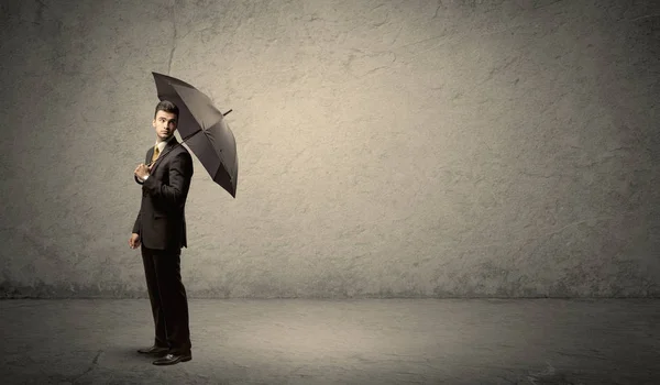 Красивий бізнесмен тримає парасольку з копіювальним простором — стокове фото