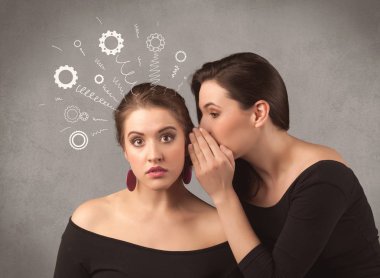 Kız onu kız arkadaşına gizli şeyler söylüyorum