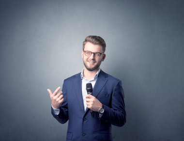İşadamı holding mikrofon