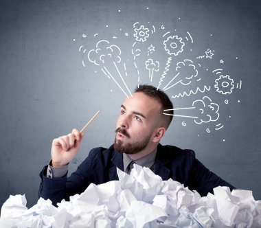 İşadamı buruşuk kağıt arkasında