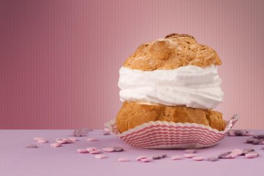 Lezzetli pasta boşaltmak ile renkli arka plan üzerinde