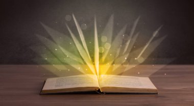 Kitap üzerinde sarı ışık 