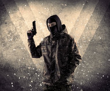 Eski backgro tehlikeli Maskeli silahlı askerlerle portresi