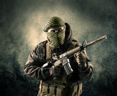 Eski adam Maskeli silahlı askerlerle portresi