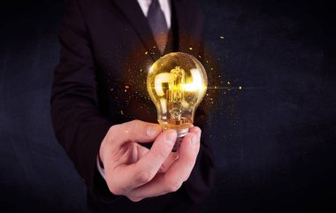 bir ampul tutarak ofis çalışanı