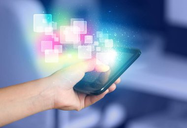 Soyut parlayan kareler ile akıllı telefon tutan el