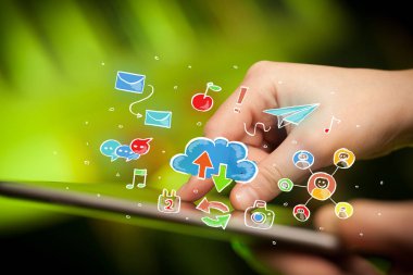 Tablet ile sosyal simgeler dokunmadan parmak