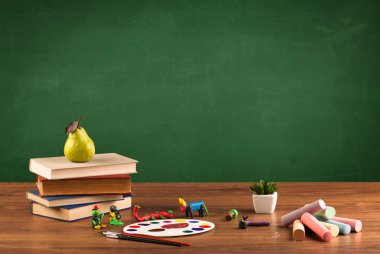 Okul öğeleri boş karatahta ile masada