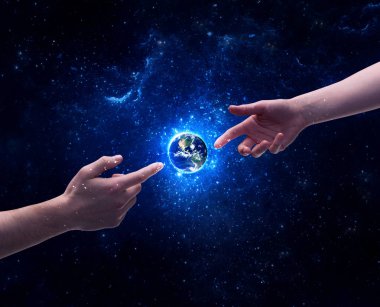 Eller uzayda Dünya 'ya dokunuyor