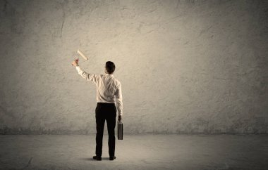 Boş duvarda duran tekerlekli patenci.