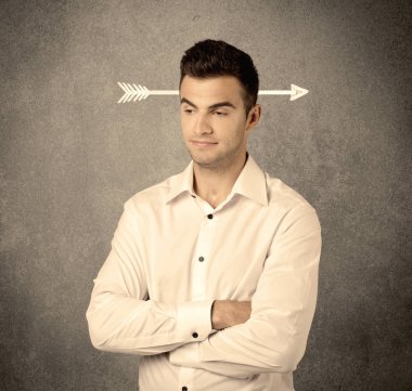 Kafasına bir ok ile genç pazarlamacı