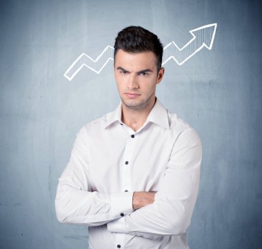 Grafik ok ile gülümseyen iş adamı