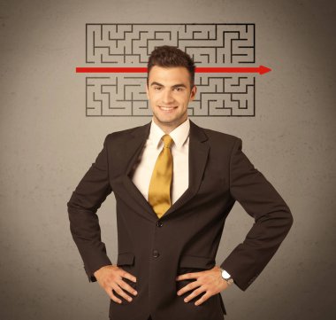 Yakışıklı iş adamı çözme labirent