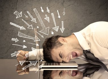 Oklar üzgün ofis çalışanlarını gösteriyor.