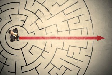 Dairesel bir labirent ortasında duran iş kişi