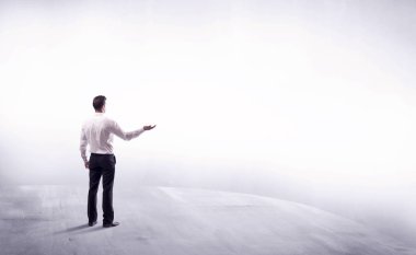 Dikiz duran iş kişi