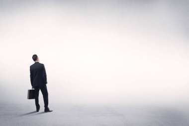 Boş beyaz arkaplanı olan satıcı