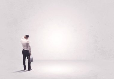 Saf hiçliğin içinde duran bir finans işçisi