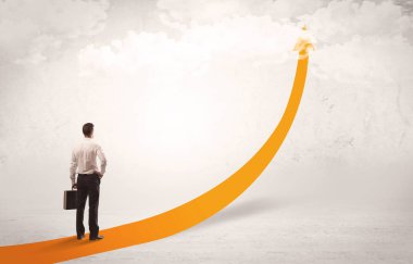 Turuncu ok üzerinde duran iş kişi