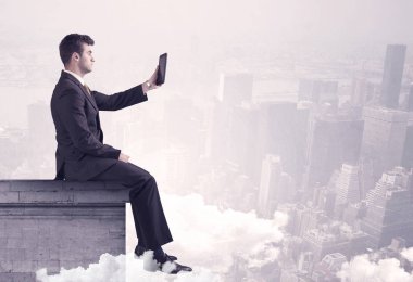 Satış elemanı şehrin sınırında oturuyor.