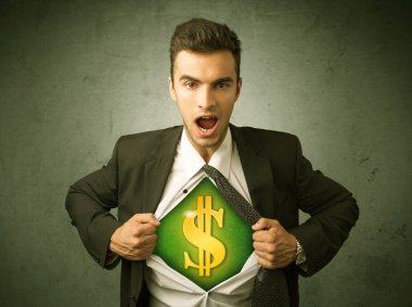 Gömleğini sandığının üstünde dolar işareti olan kapalı yırtılma işadamı