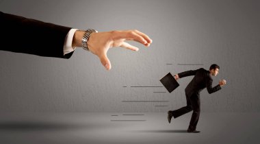 İş adamı büyük bir elden kaçıyor.