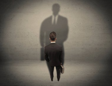 İş adamı büyük gölge kavramına bakıyor