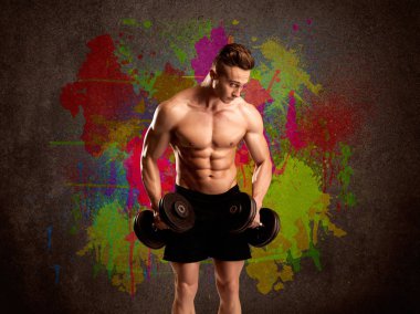 Renkli duvarı ve kilosu olan güçlü bir adam.