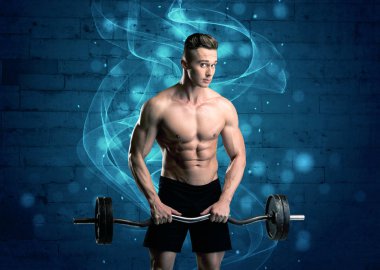 Çekici güçlü fitness adamı ağırlık kaldırıyor.