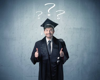 Soru işaretleri çizilmiş genç mezun.