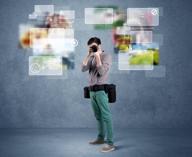 Kameralı yakışıklı fotoğrafçı.