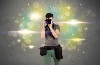 Yanıp sönen ışıkları olan fotoğrafçı