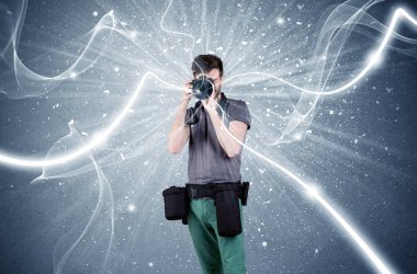 Dinamik çizgileri olan profesyonel fotoğrafçı.