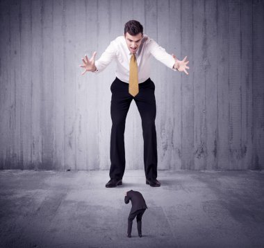 Büyük patron küçük iş adamına lokma atıyor.