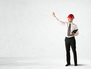 Boşlukta çizim yapan genç mimar