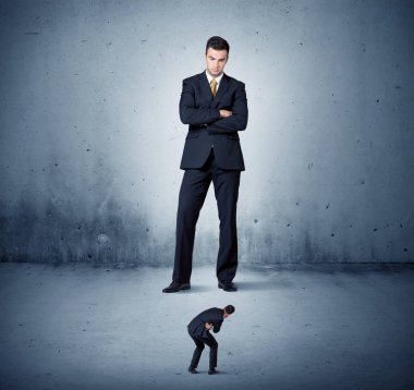 Öfkeli büyük iş adamı küçük adama lokma atıyor.