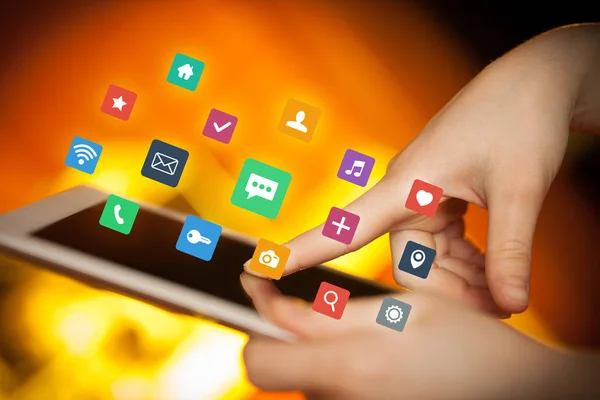Fingrar vidröra tablett med appar — Stockfoto