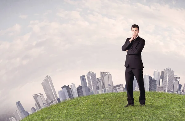 Man standing in front of city landscape — Stock Photo, Image