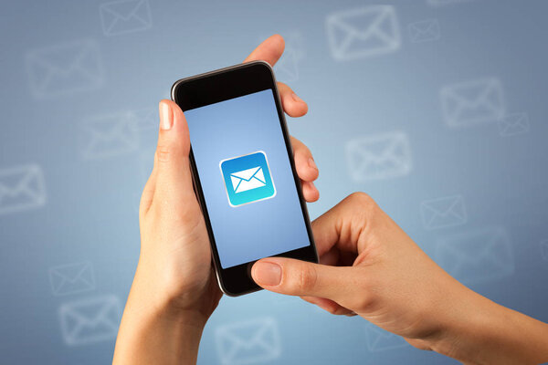 Женщина со смартфоном
