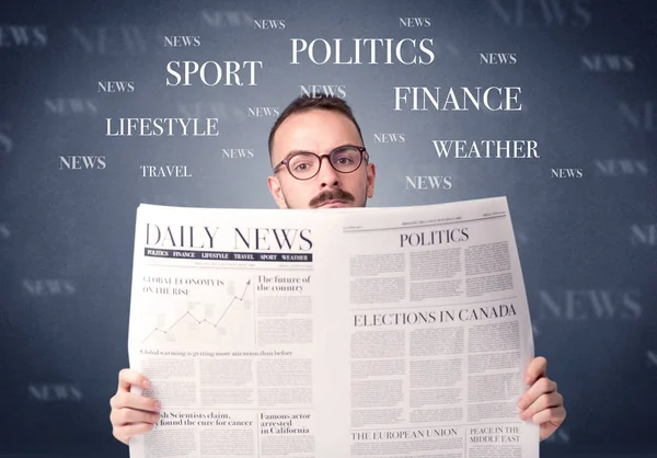 Empresario leyendo periódico — Foto de Stock